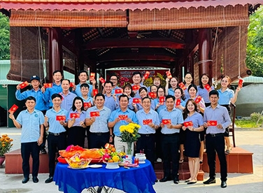 Đội ngũ giáo viên và nhân viên trường trung cấp nghề nghiệp vụ Bình Dương thầy Tiến