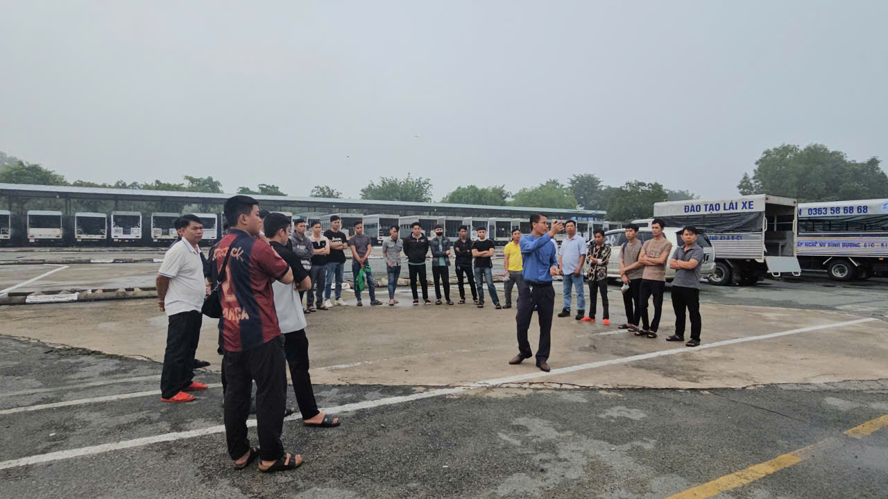 Hướng dẫn học viên học lái xe thầy Tiến