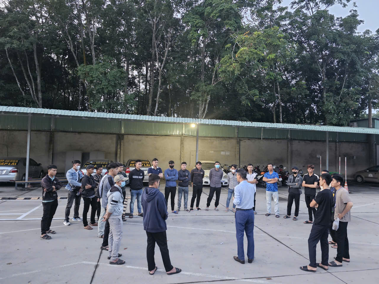 Hướng dẫn học viên học lái xe thầy Tiến