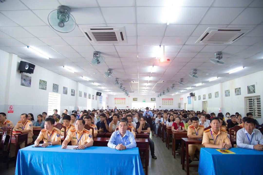 Hướng dẫn học viên học lái xe thầy Tiến