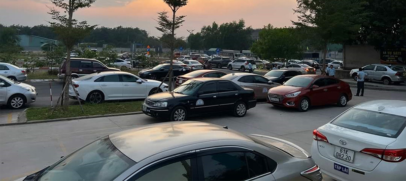 Xe ô tô tập lái trường đào tạo trung cấp nghề nghiệp vụ Bình Dương thầy Tiến